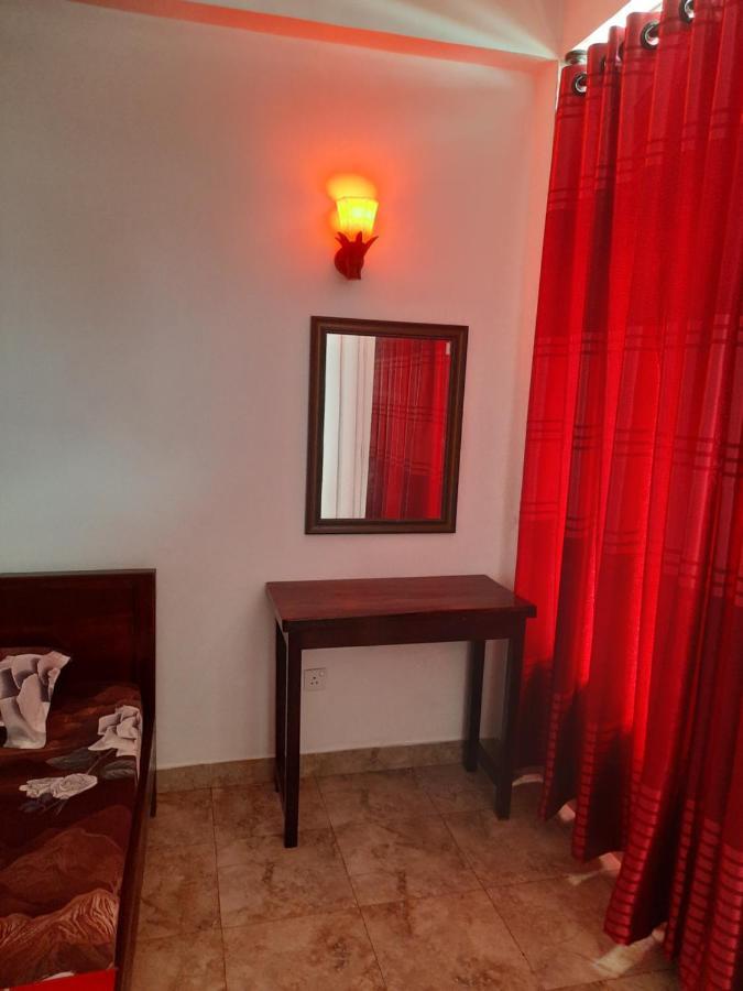 White Surfing Beach Resort Unawatuna Ngoại thất bức ảnh