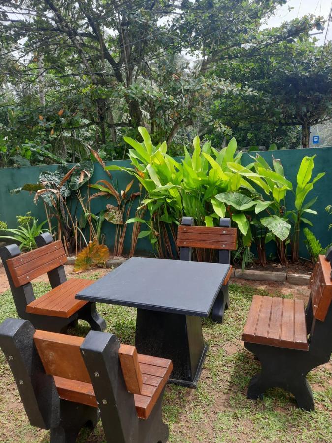 White Surfing Beach Resort Unawatuna Ngoại thất bức ảnh