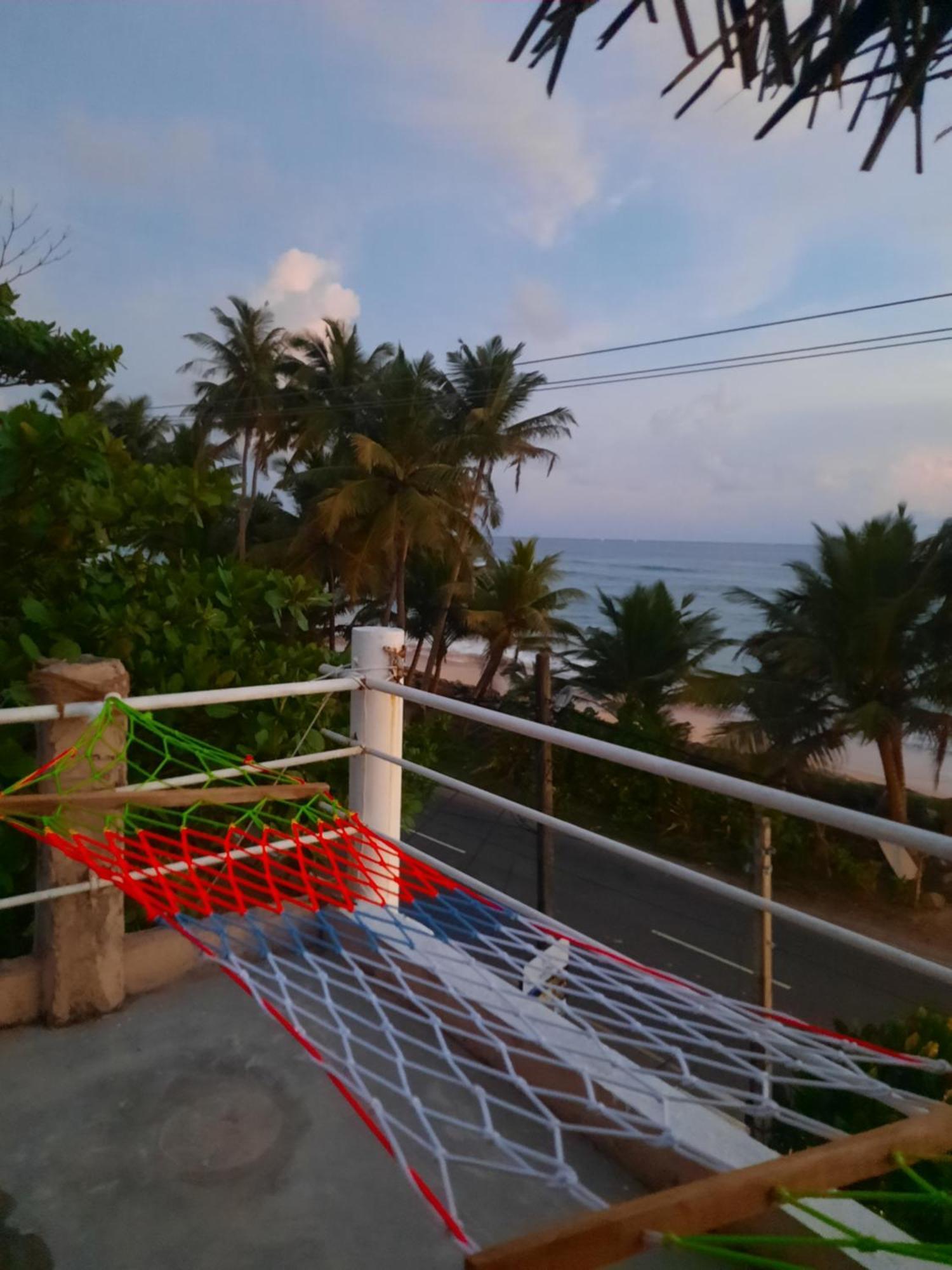 White Surfing Beach Resort Unawatuna Ngoại thất bức ảnh