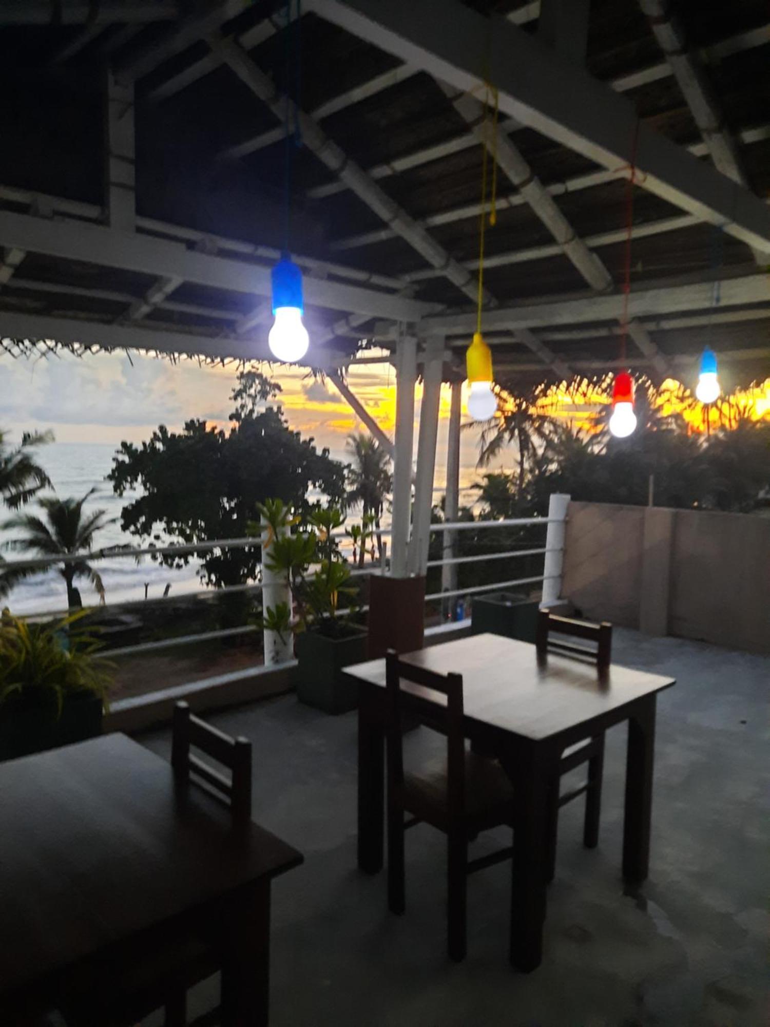 White Surfing Beach Resort Unawatuna Ngoại thất bức ảnh