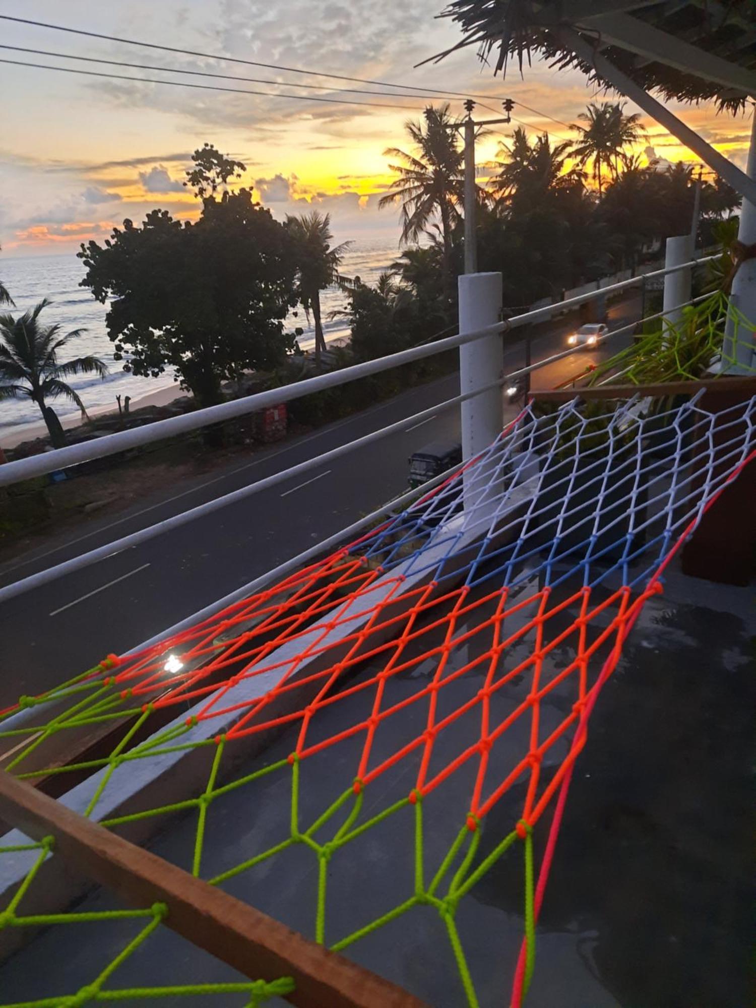 White Surfing Beach Resort Unawatuna Ngoại thất bức ảnh