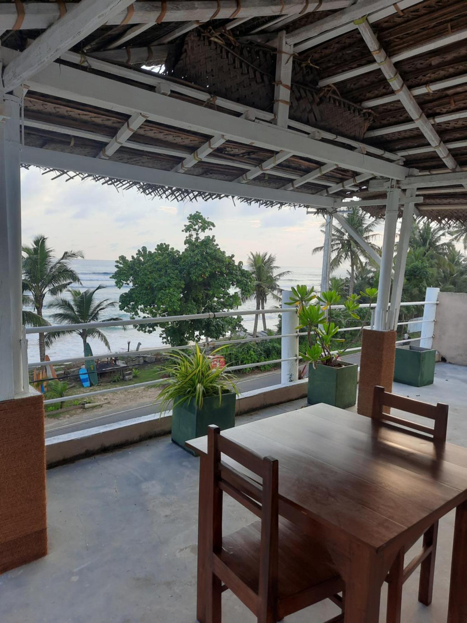 White Surfing Beach Resort Unawatuna Ngoại thất bức ảnh