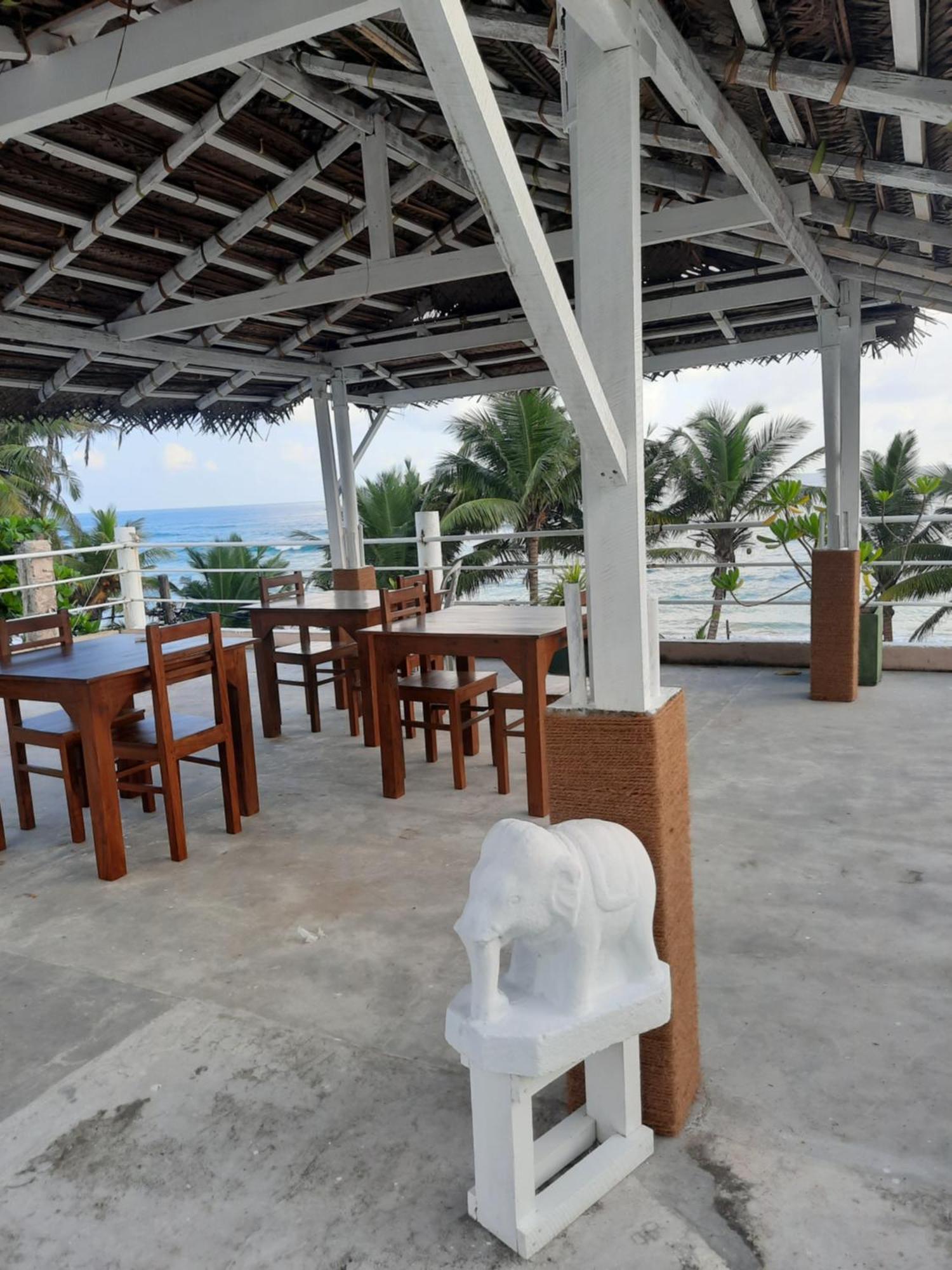 White Surfing Beach Resort Unawatuna Ngoại thất bức ảnh