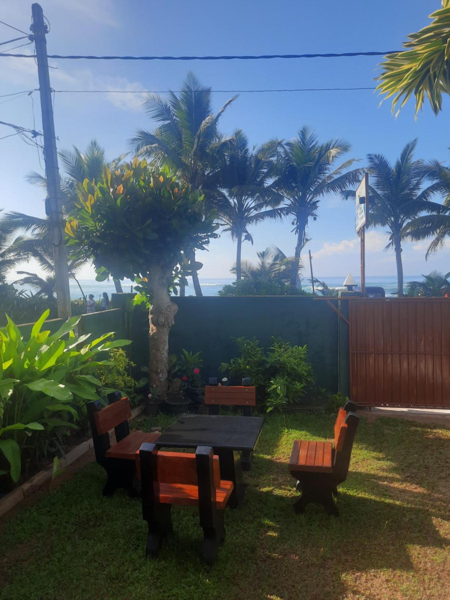 White Surfing Beach Resort Unawatuna Ngoại thất bức ảnh