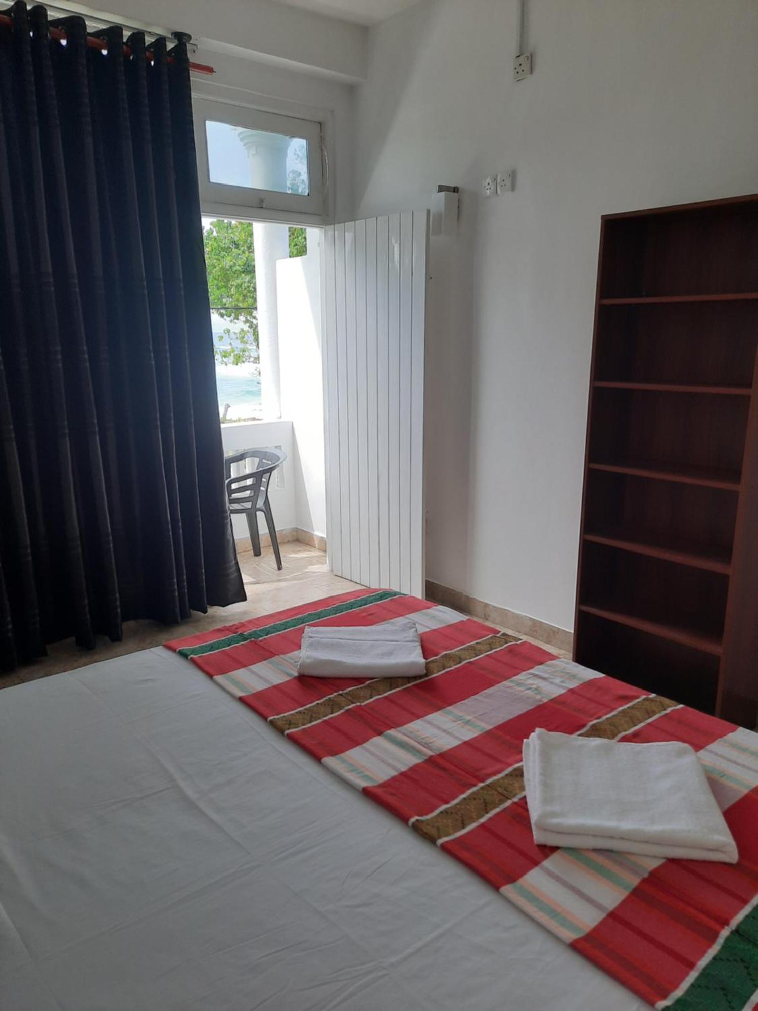 White Surfing Beach Resort Unawatuna Ngoại thất bức ảnh