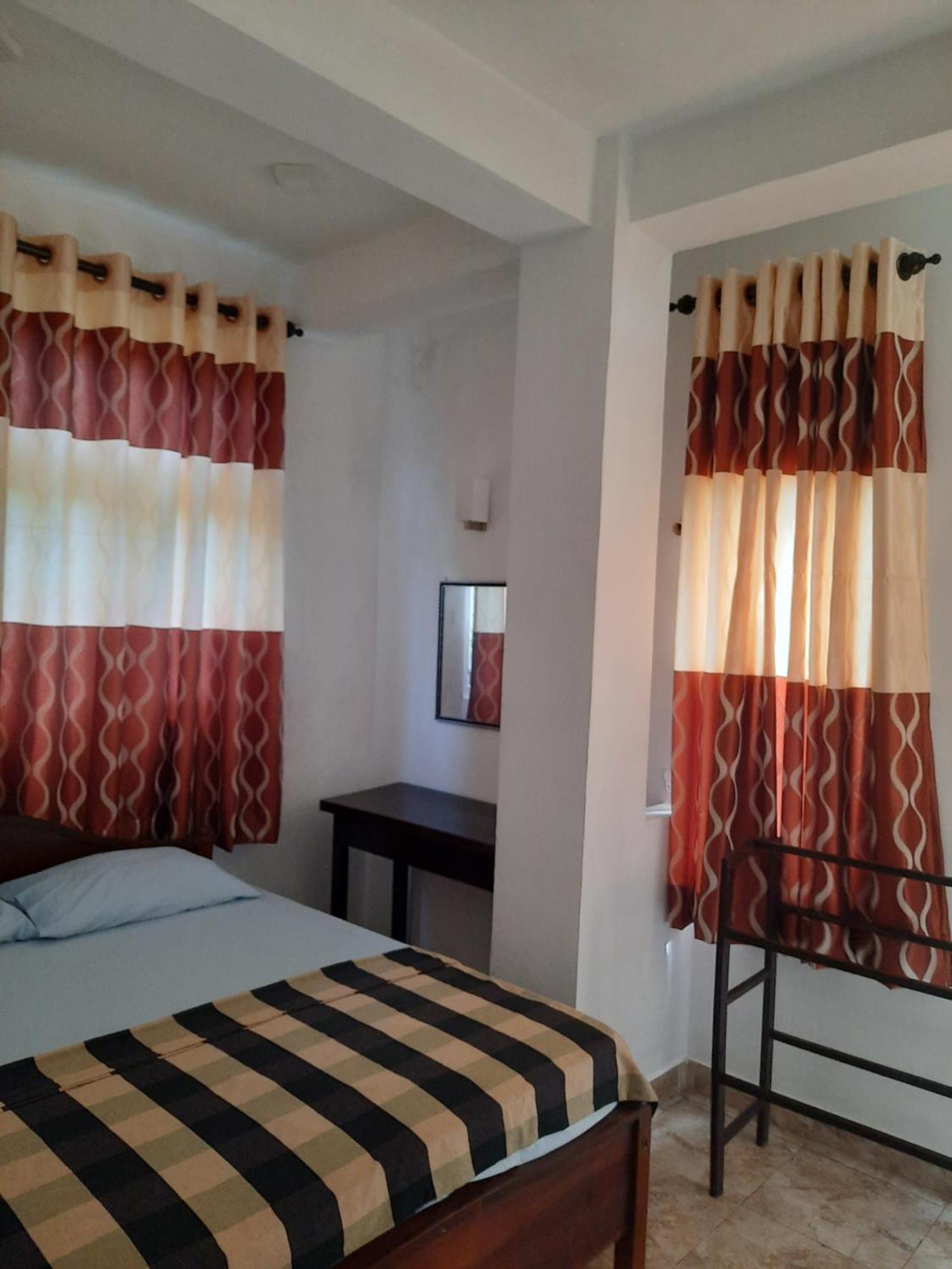 White Surfing Beach Resort Unawatuna Ngoại thất bức ảnh