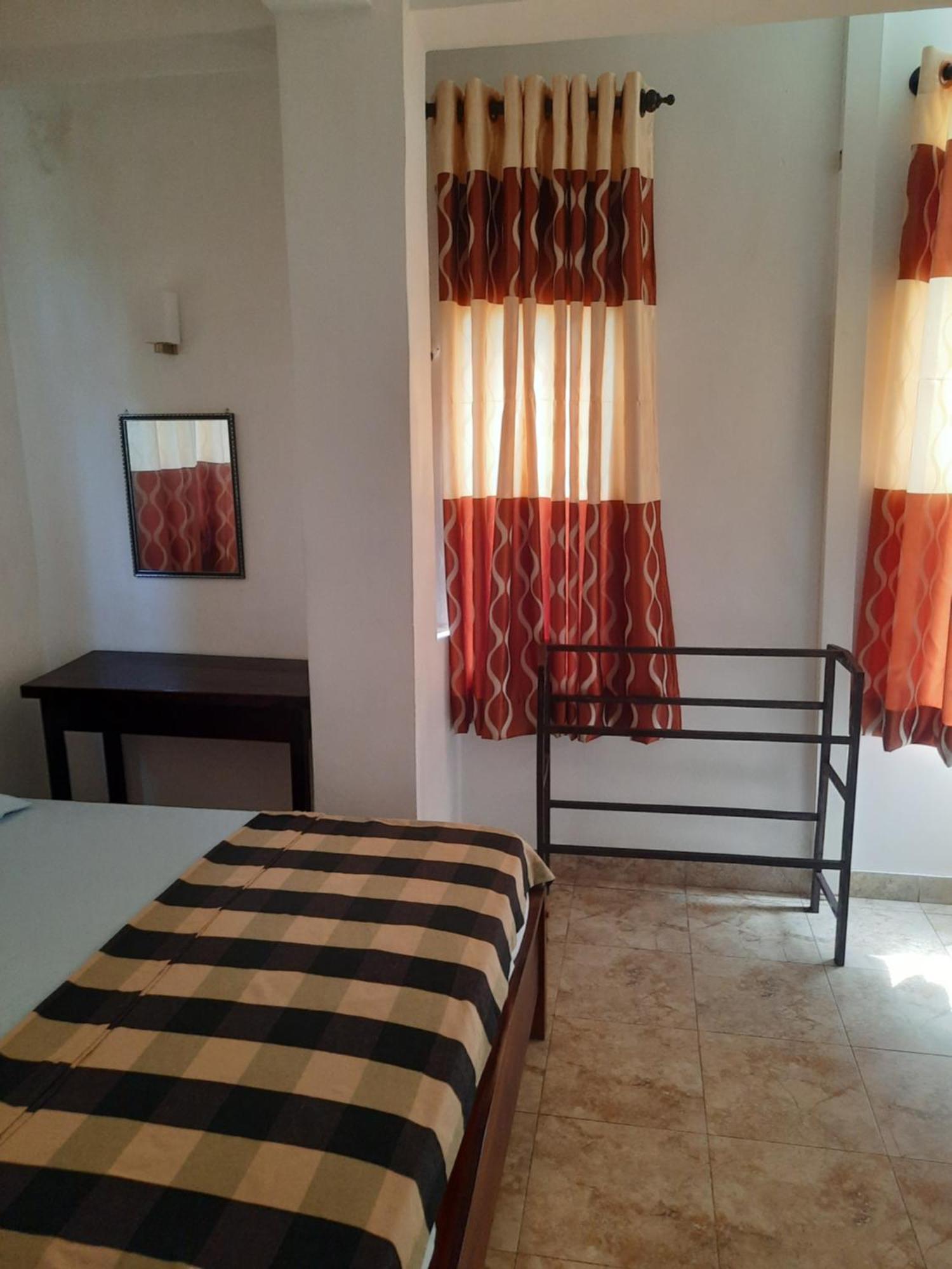 White Surfing Beach Resort Unawatuna Ngoại thất bức ảnh