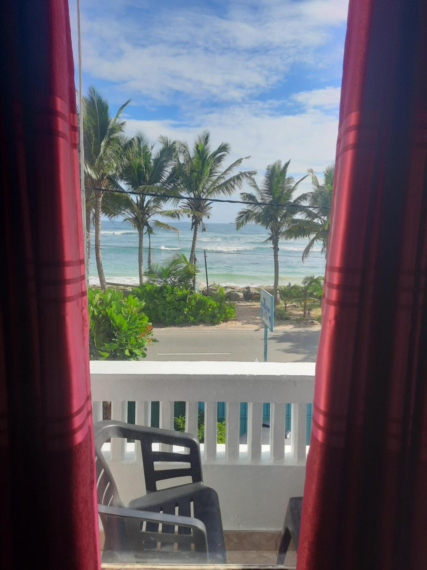 White Surfing Beach Resort Unawatuna Ngoại thất bức ảnh