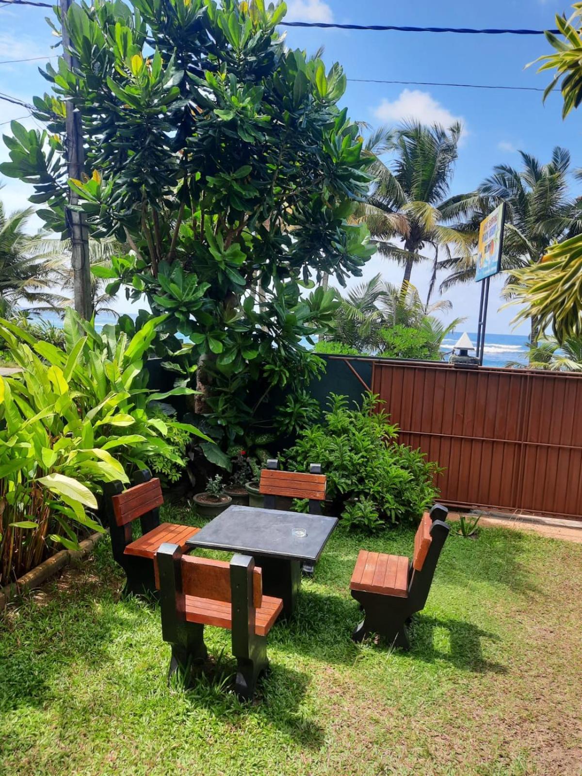 White Surfing Beach Resort Unawatuna Ngoại thất bức ảnh
