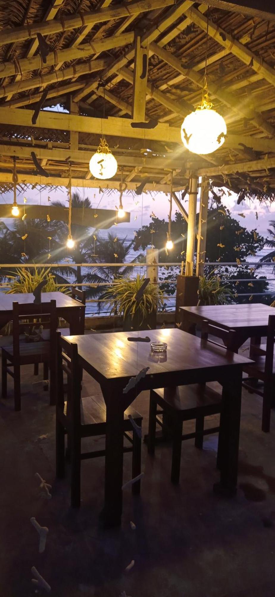 White Surfing Beach Resort Unawatuna Ngoại thất bức ảnh