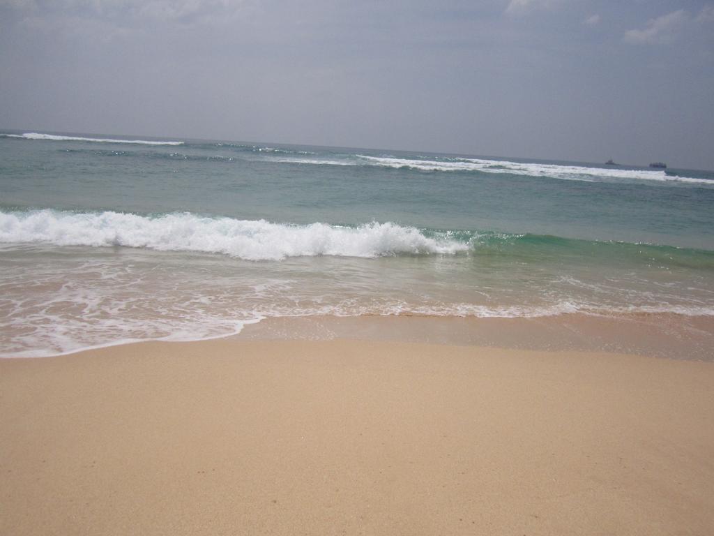 White Surfing Beach Resort Unawatuna Ngoại thất bức ảnh